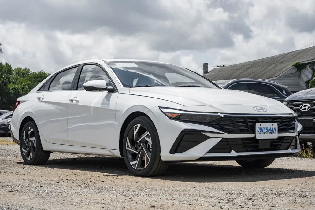 2025 Hyundai Elantra Limited photo 1