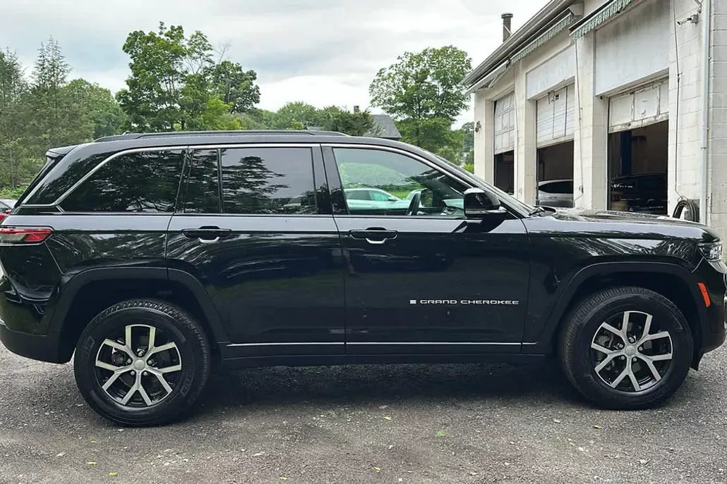 2024 Jeep Grand Cherokee Limited photo 1