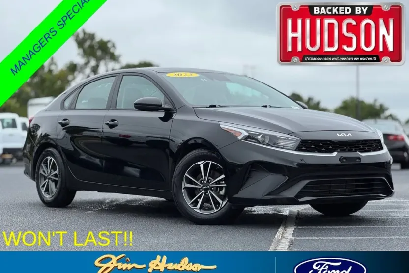2023 Kia Forte LXS photo 1