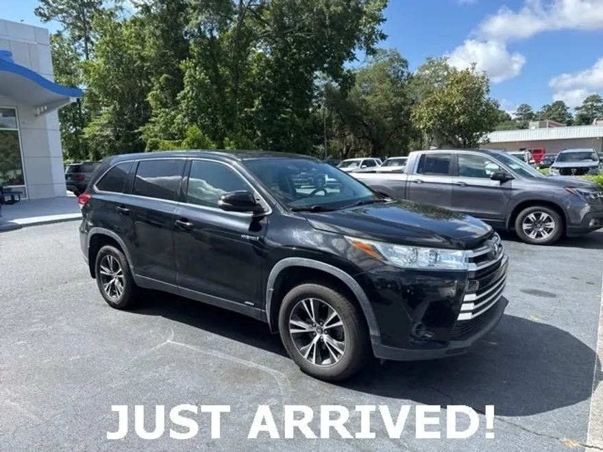 2019 Toyota Highlander Hybrid LE photo 1