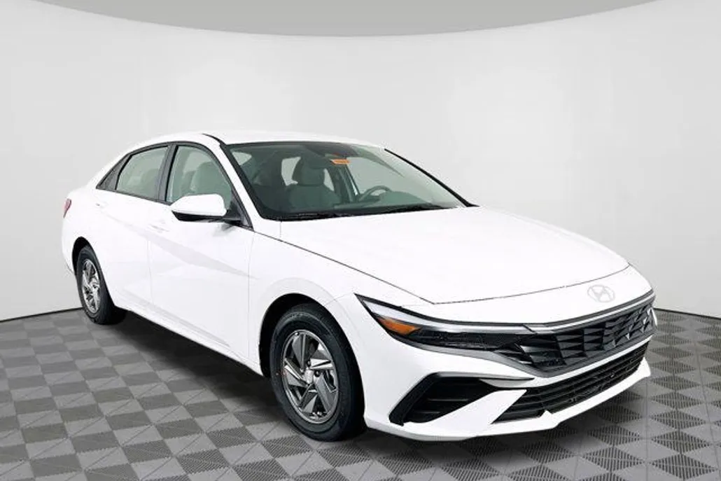 2025 Hyundai Elantra SE photo 1