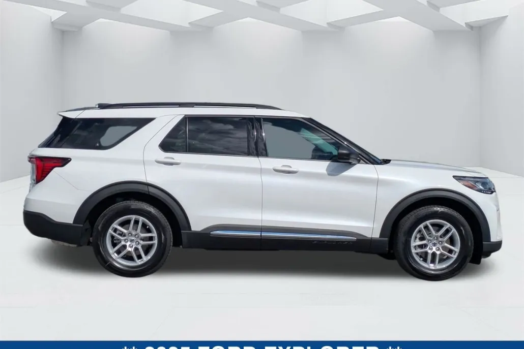 2025 Ford Explorer photo 1