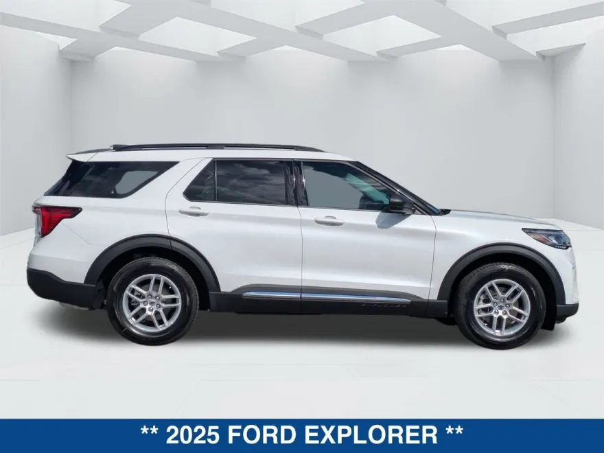 2025 Ford Explorer photo 1