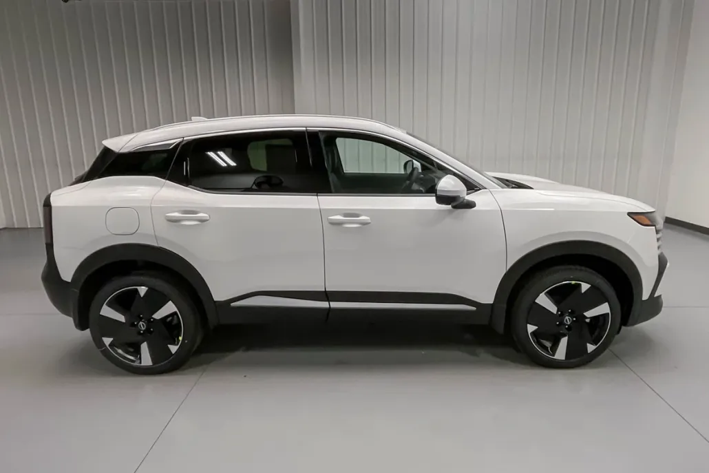 2025 Nissan Kicks SR photo 1