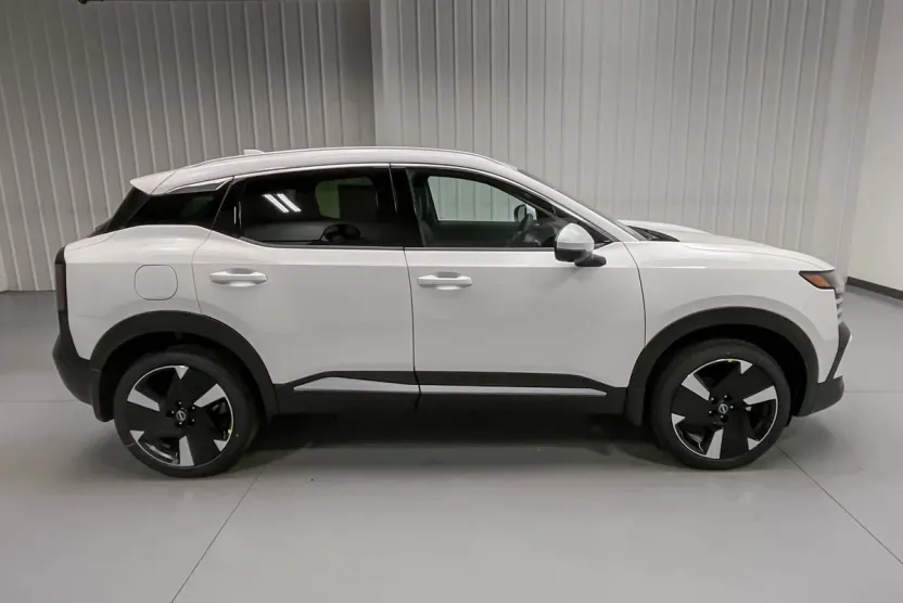 2025 Nissan Kicks SR photo 1