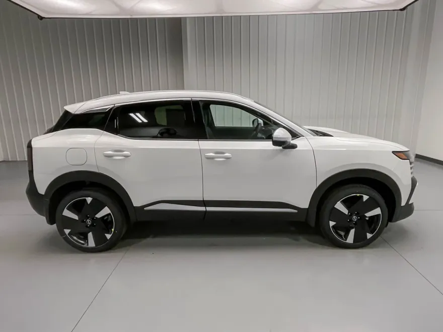 2025 Nissan Kicks SR photo 1