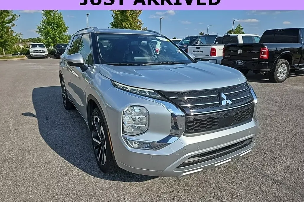 2024 Mitsubishi Outlander SEL photo 1