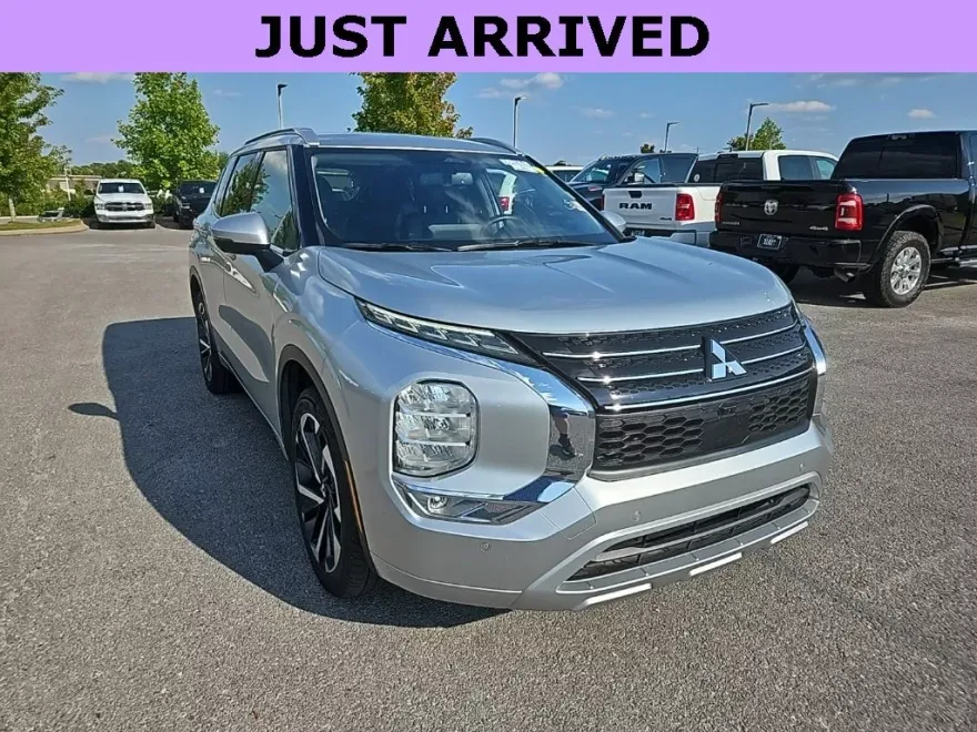 2024 Mitsubishi Outlander SEL photo 1