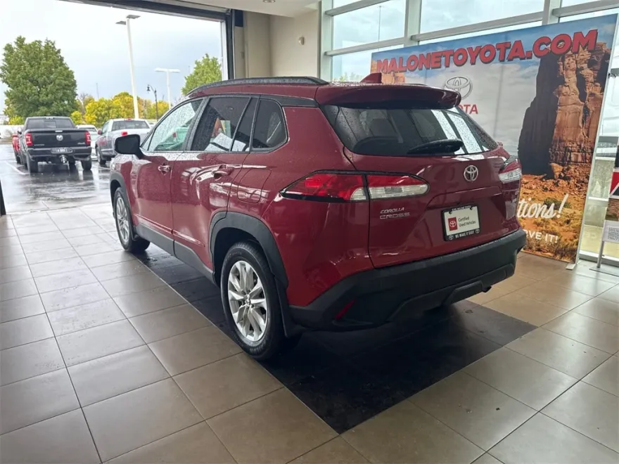 2024 Toyota Corolla Cross LE photo 1