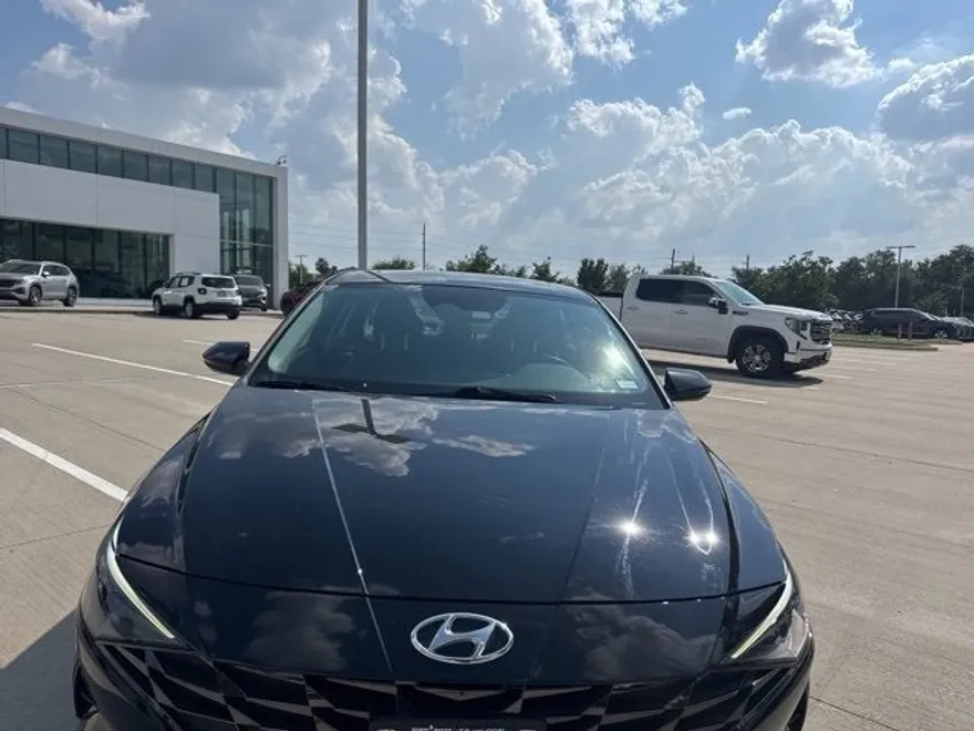 2023 Hyundai Elantra Limited photo 1