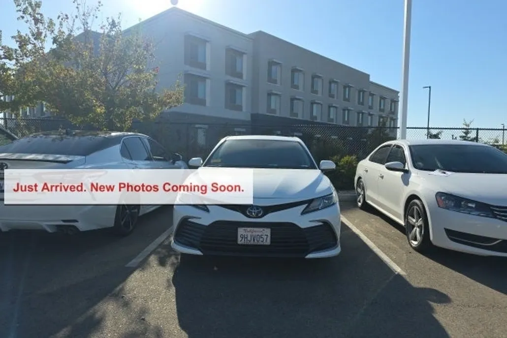 2023 Toyota Camry LE photo 1