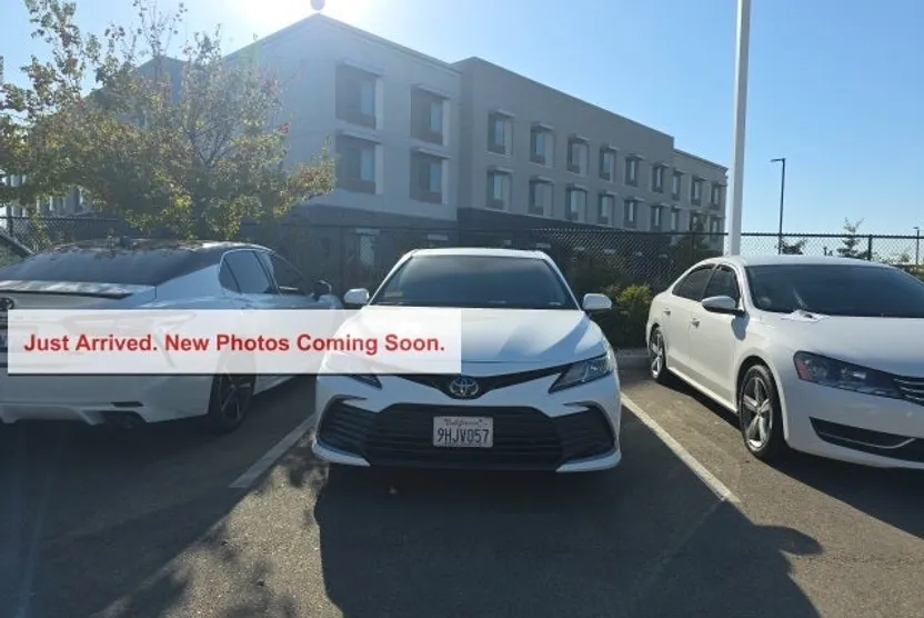 2023 Toyota Camry LE photo 1