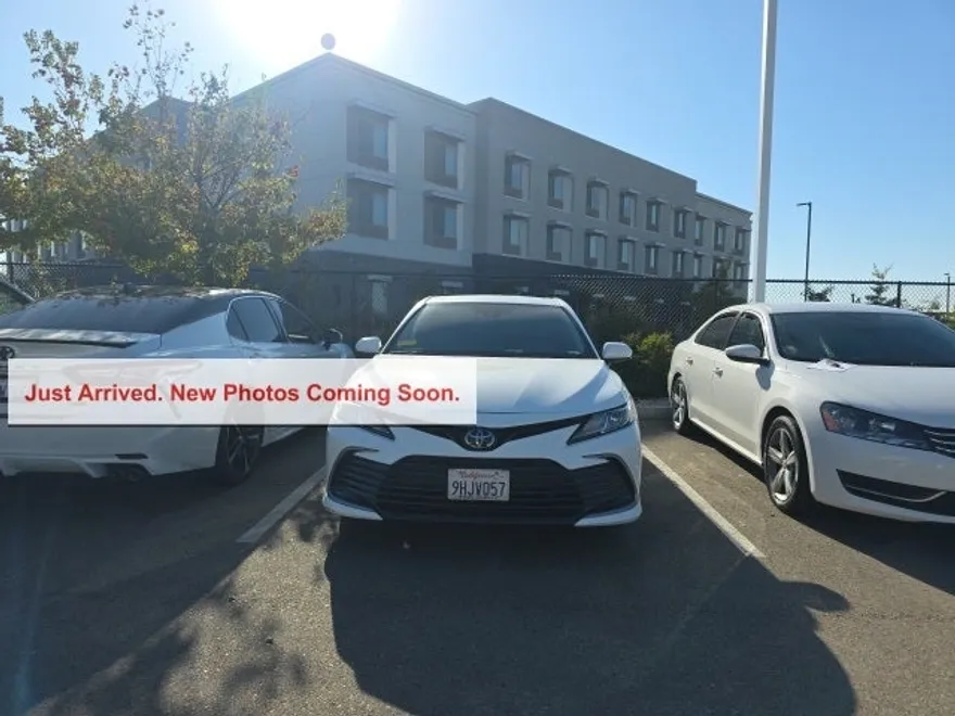 2023 Toyota Camry LE photo 1