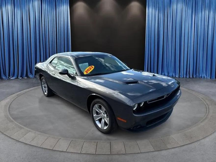 2022 Dodge Challenger SXT photo 1