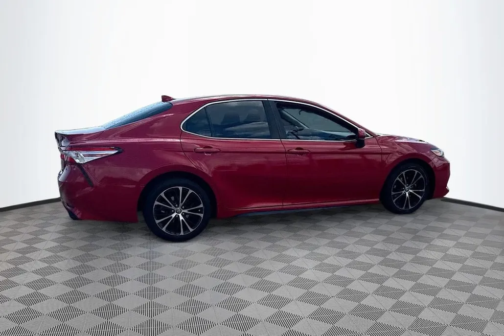 2020 Toyota Camry SE photo 1