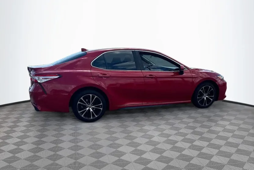 2020 Toyota Camry SE photo 1