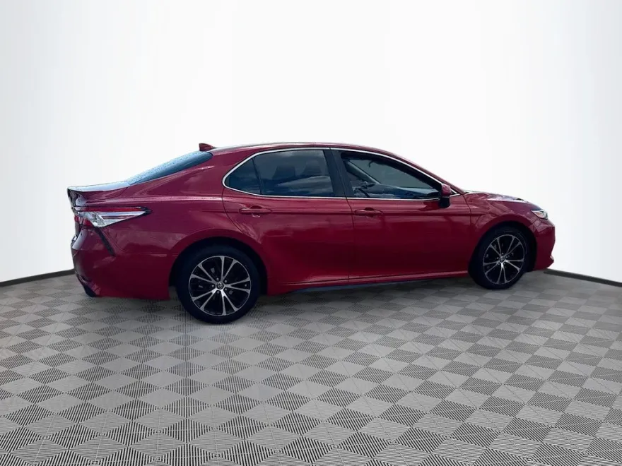 2020 Toyota Camry SE photo 1