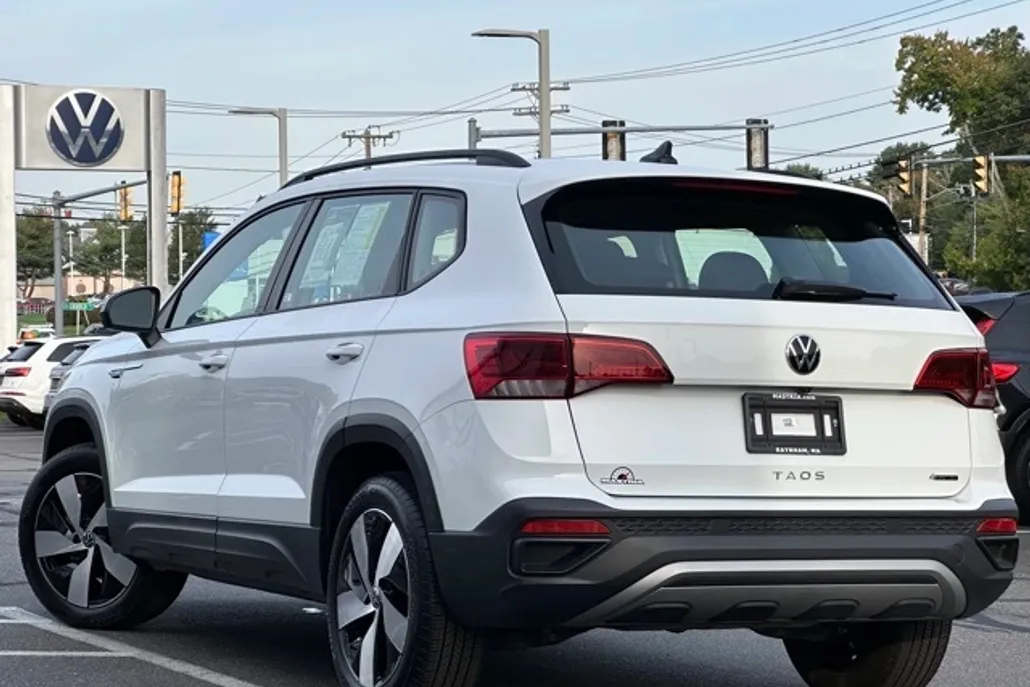 2024 Volkswagen Taos S photo 1