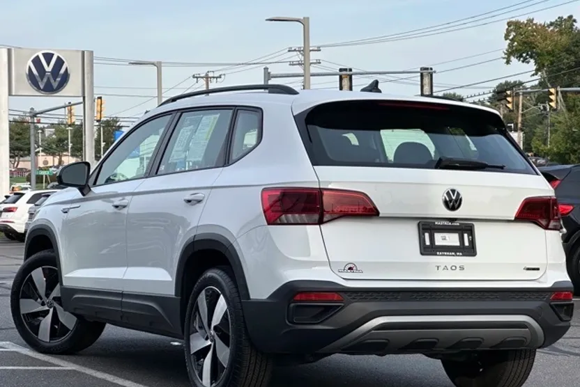 2024 Volkswagen Taos S photo 1