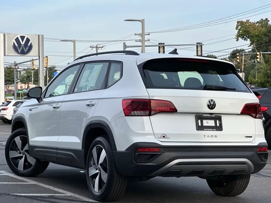 2024 Volkswagen Taos S photo 1