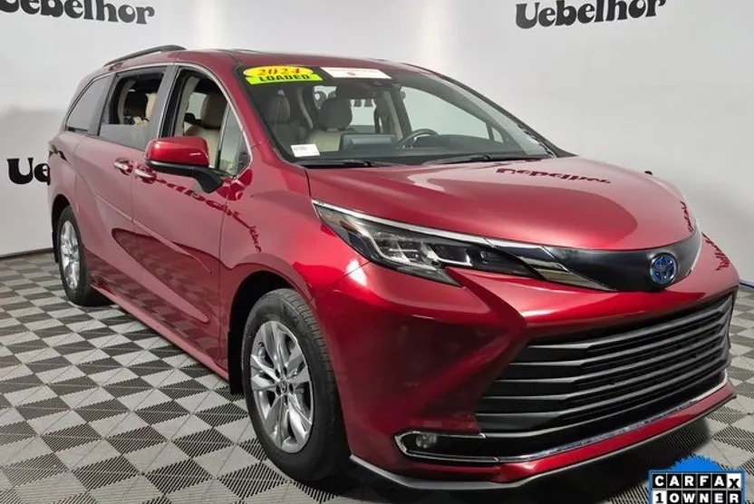 2023 Toyota Sienna XLE photo 1