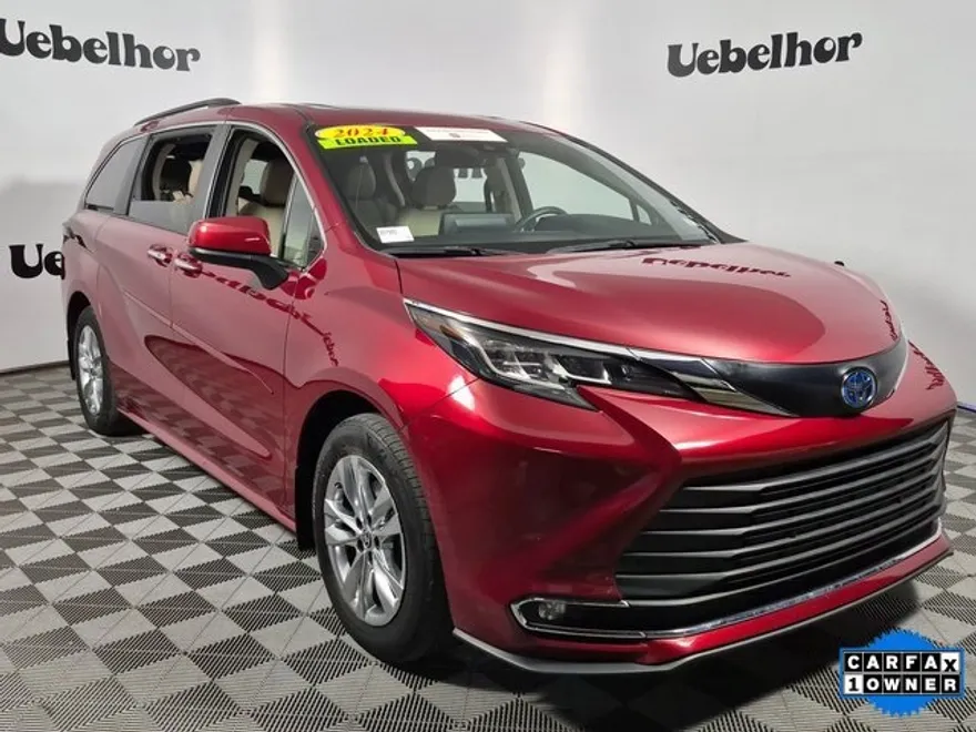 2023 Toyota Sienna XLE photo 1
