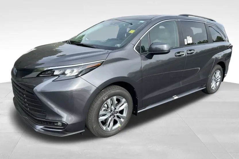 2025 Toyota Sienna XLE photo 1