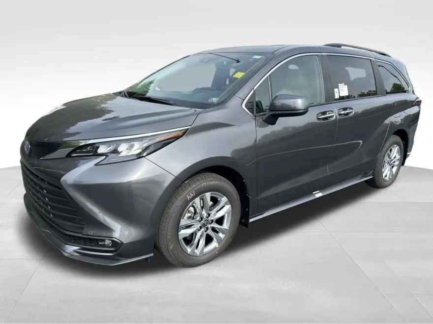 2025 Toyota Sienna XLE photo 1