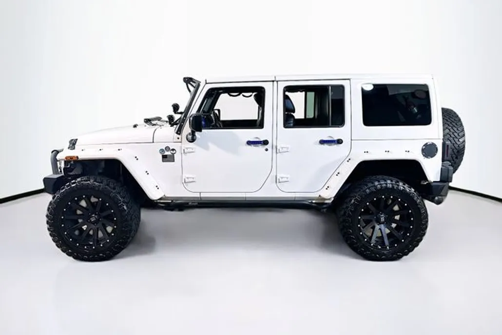 2014 Jeep Wrangler Unlimited Sahara photo 1