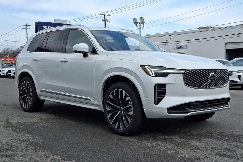2025 Volvo XC90 T8 Plus photo 1