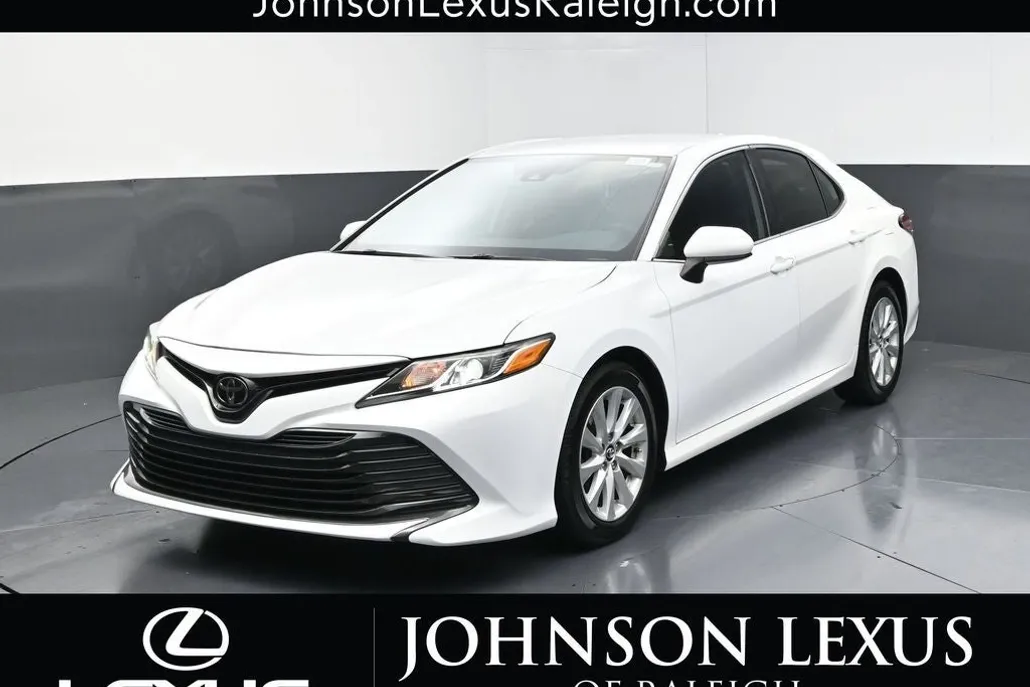 2019 Toyota Camry LE photo 1