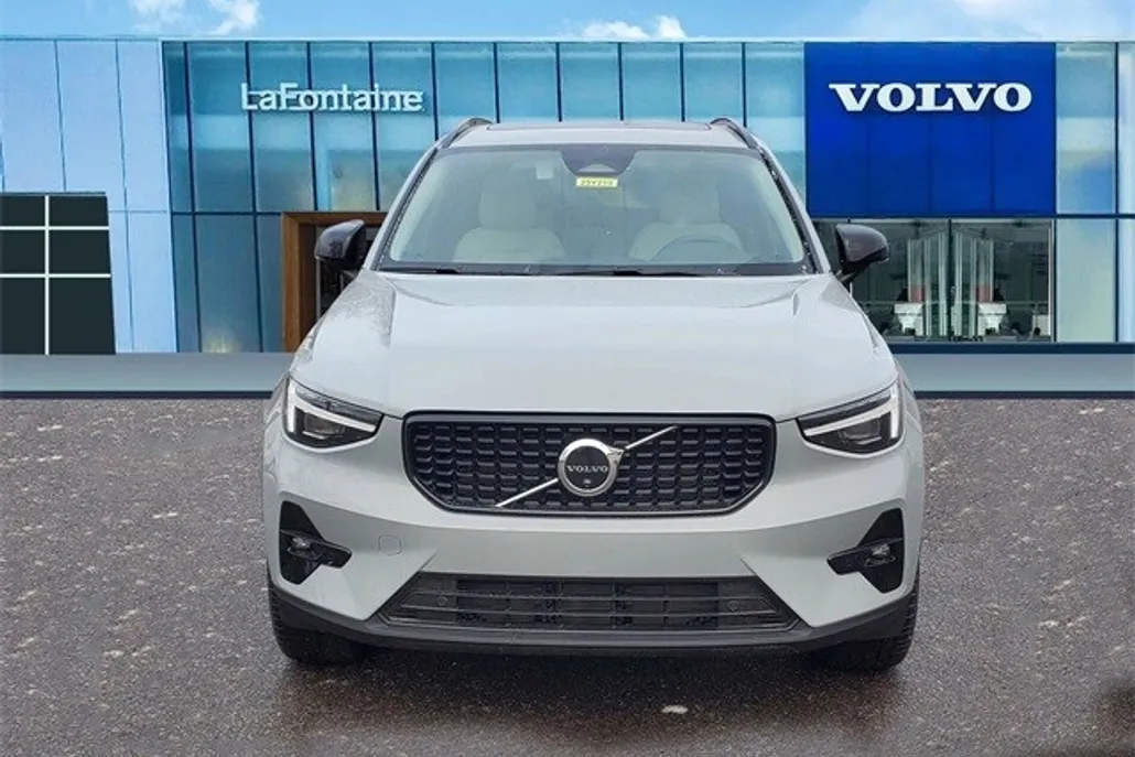 2025 Volvo XC40 Plus photo 1