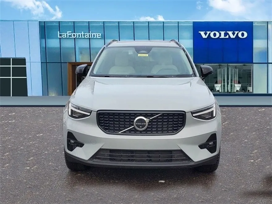2025 Volvo XC40 Plus photo 1
