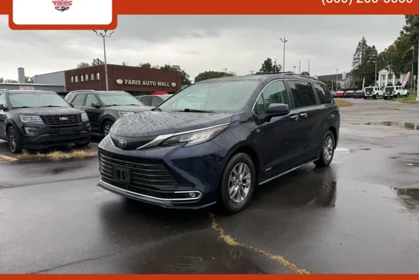 2021 Toyota Sienna XLE photo 1