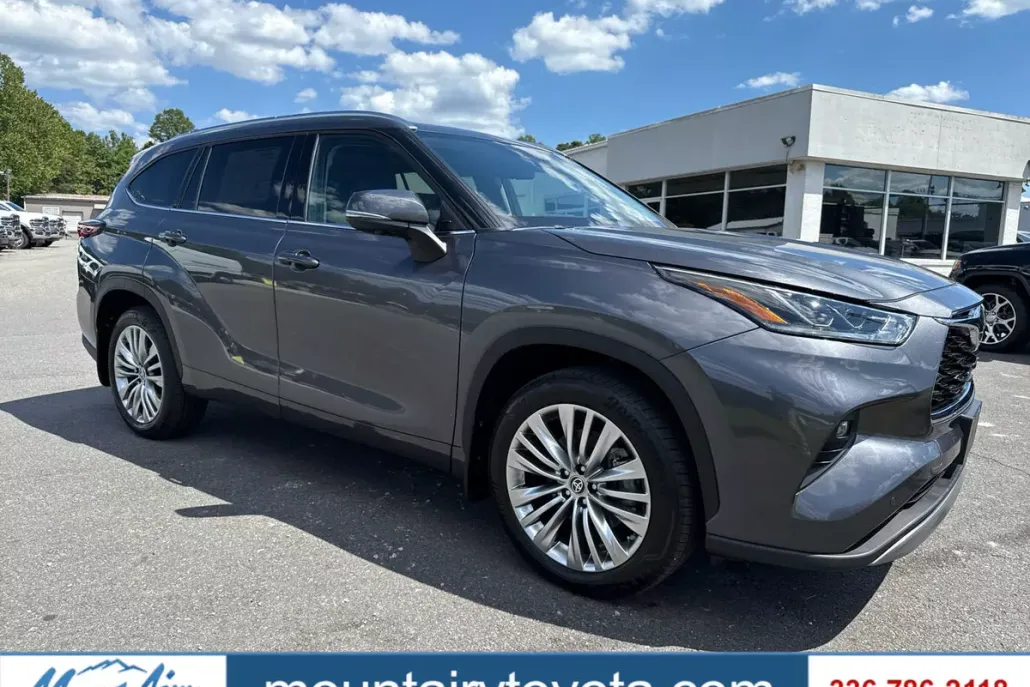 2024 Toyota Highlander Platinum photo 1