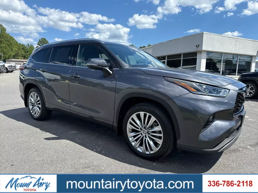 2024 Toyota Highlander Platinum photo 1