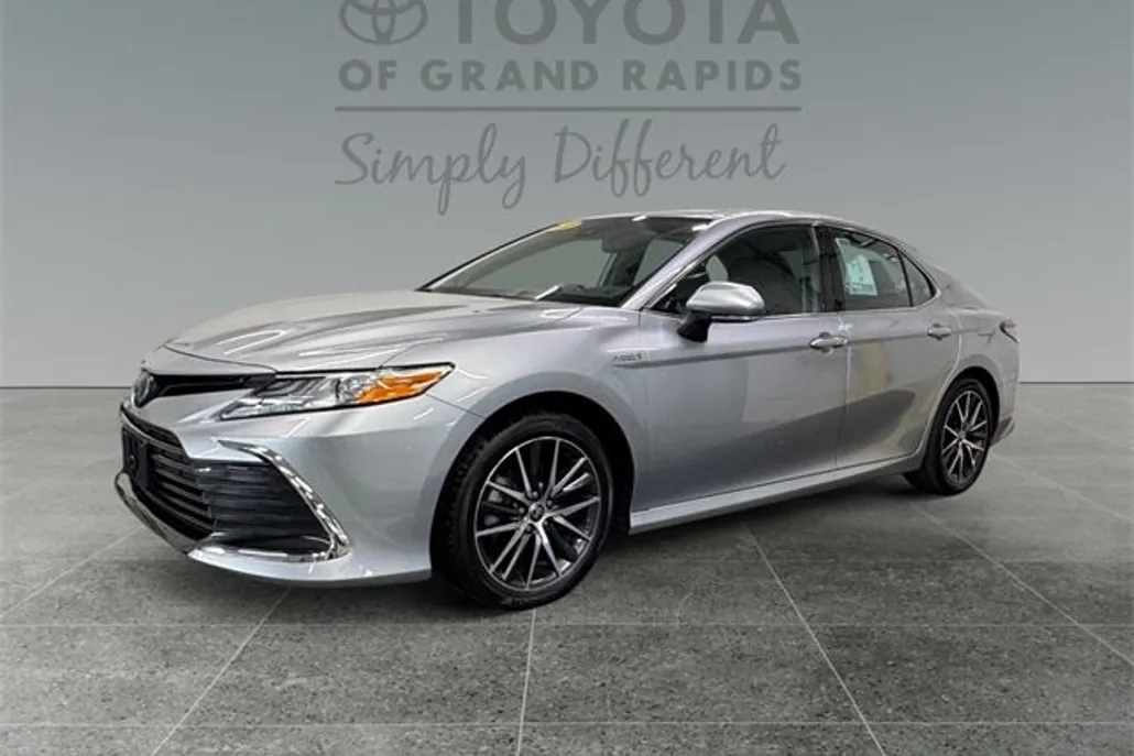 2021 Toyota Camry Hybrid XLE photo 1