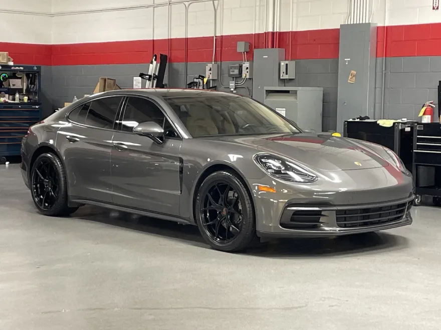2017 Porsche Panamera 4 photo 1