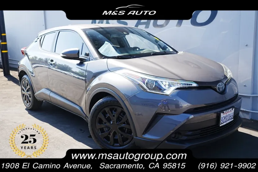 2019 Toyota C-HR LE photo 1