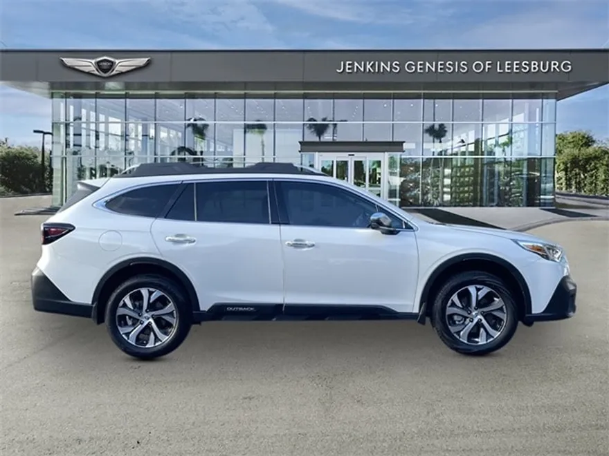 2022 Subaru Outback Touring photo 1