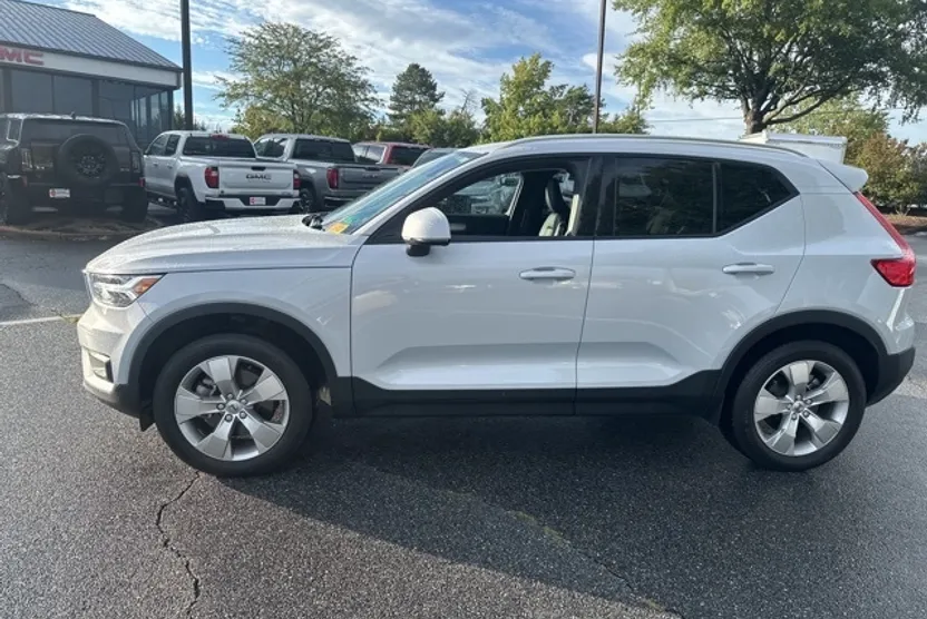 2022 Volvo XC40 Momentum T5 AWD photo 1
