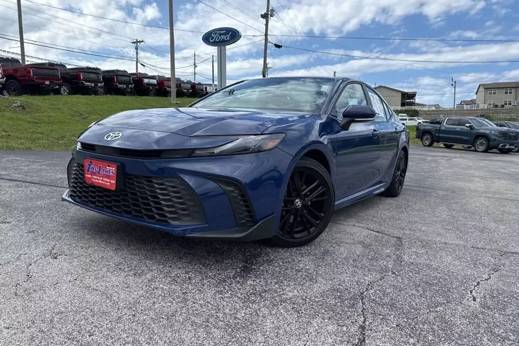 2025 Toyota Camry SE photo 1