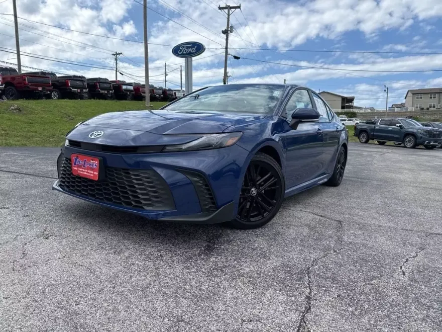 2025 Toyota Camry SE photo 1