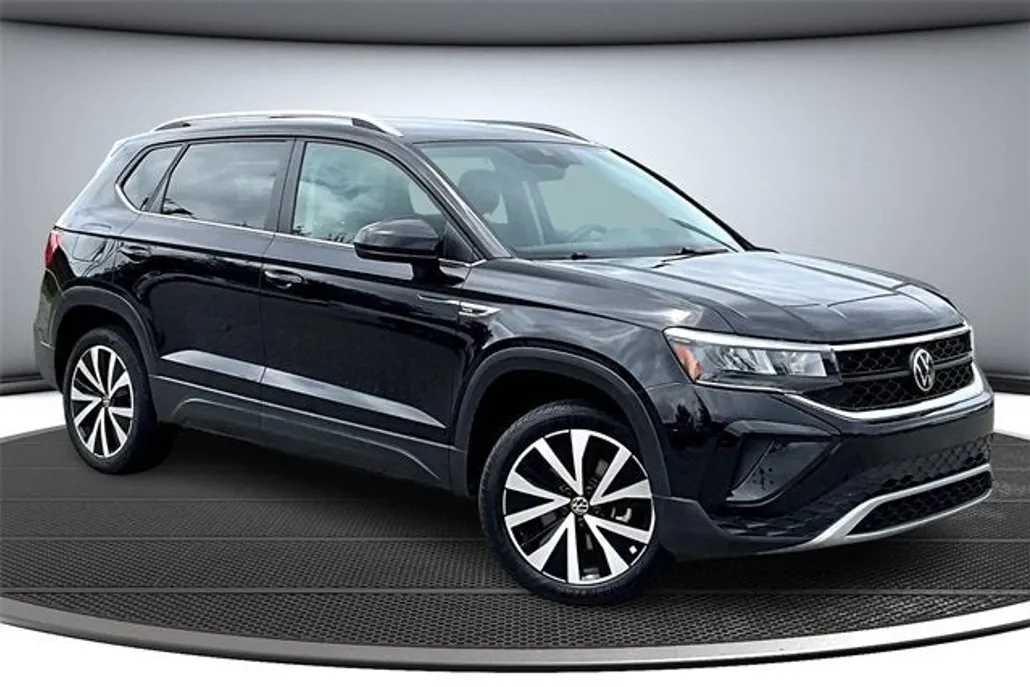 2024 Volkswagen Taos SE photo 1