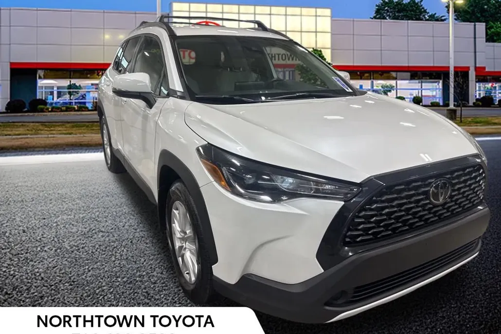 2022 Toyota Corolla Cross LE photo 1