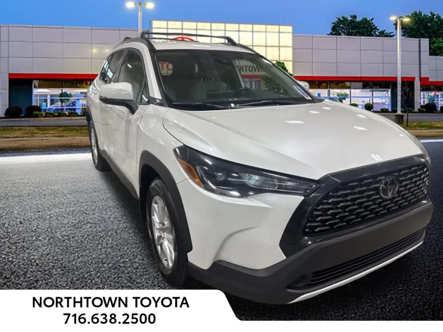 2022 Toyota Corolla Cross LE photo 1