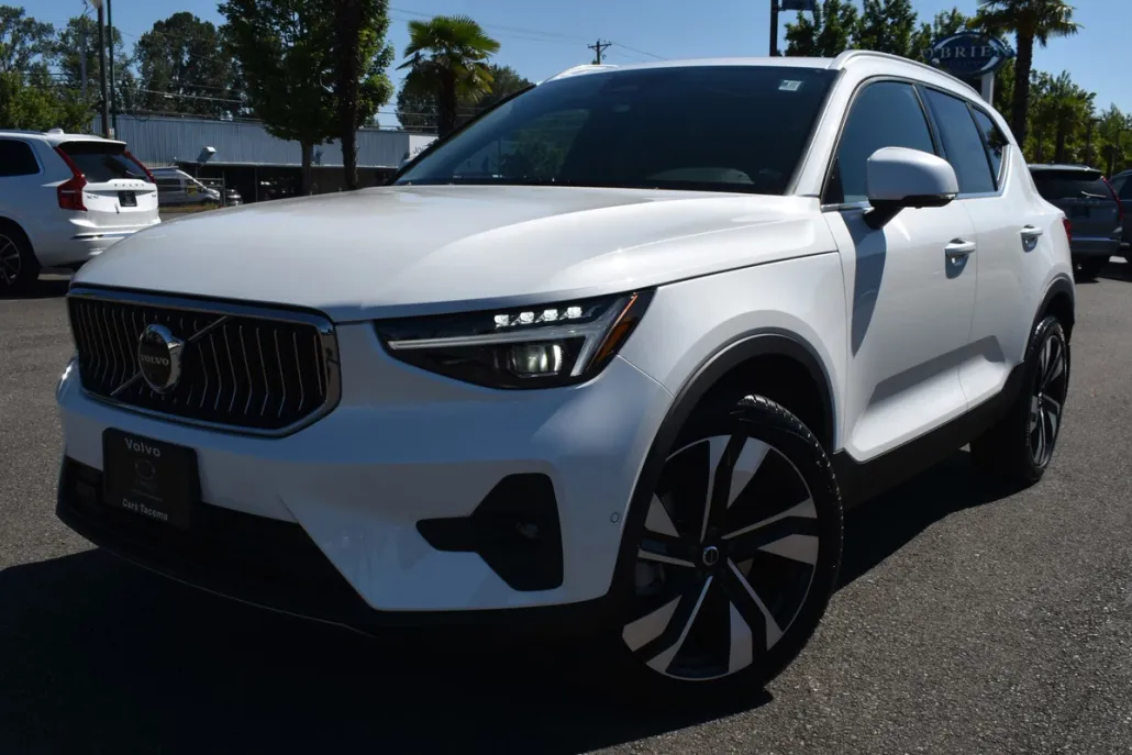 2025 Volvo XC40 Plus photo 1