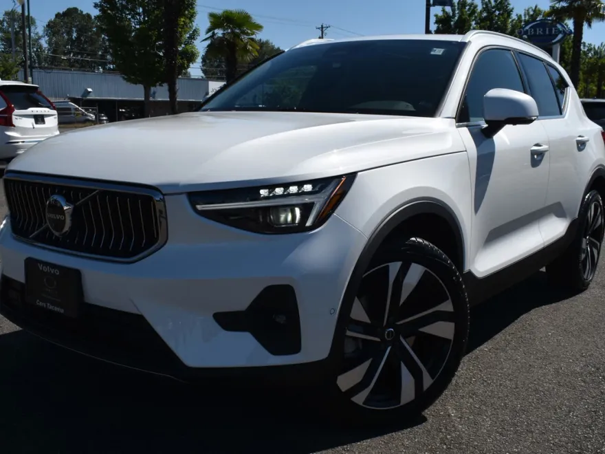 2025 Volvo XC40 Plus photo 1