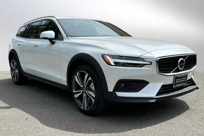 2025 Volvo V60 Cross Country B5 Plus photo 1