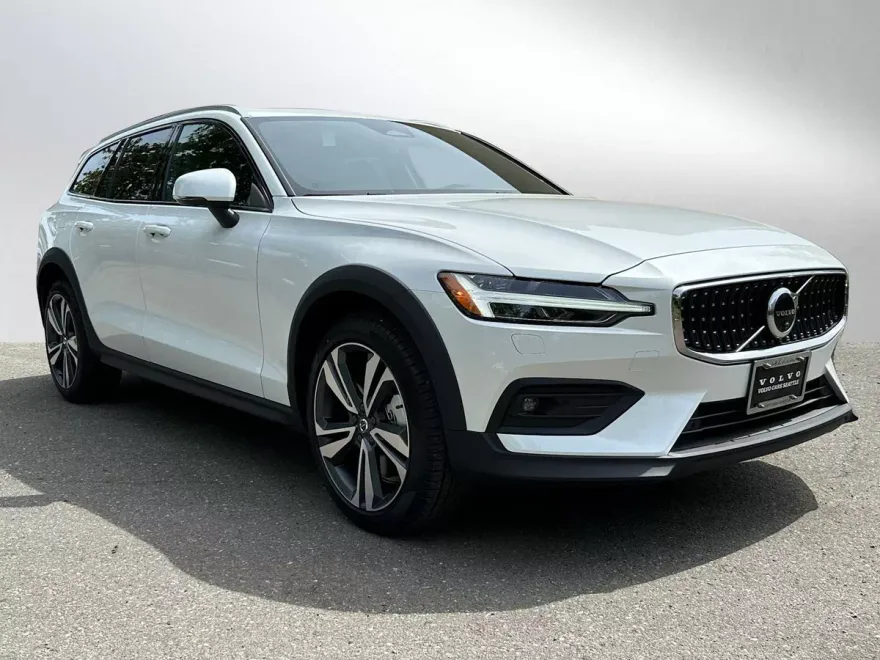 2025 Volvo V60 Cross Country B5 Plus photo 1